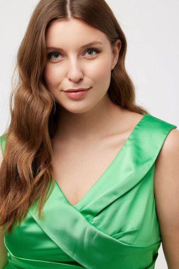 Ulla Popken 817135 Vestido de noite evasê com decote em V Verde - Vestidos de noite - Vestidos de festa em tamanhos grandes