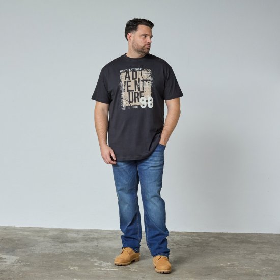 North Latitude Adventure 98 Graphic Tee Preto - TALL T-shirts - T-Shirts para Homens Altos