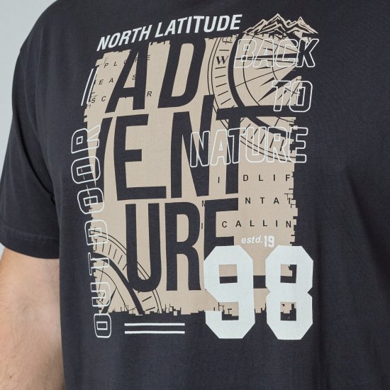 North Latitude Adventure 98 Graphic Tee Preto - T-shirts - T-shirts Homem Tamanhos Grandes