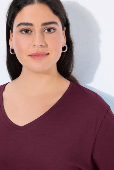 Ulla Popken Back To Basics V-Neck Relaxed Fit Cotton Tee Dark Berry - T-shirts - T-shirts femininas