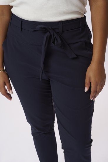 Kaffe Curve Jia Calças com cinto Azul-marinho meia-noite - Jeans & Calças Femininas em Tamanhos Grandes – Plus Size - 