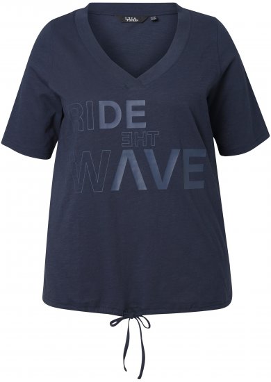 Ulla Popken Ride The Wave Short Sleeve V-Neck Graphic Tee Navy Blue - T-shirts estampadas para mulher - 